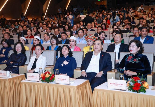 Đồng chí Bùi Thị Minh Hoài - Ủy viên Bộ Chính trị, Bí thư Trung ương Đảng, Bí thư Đảng ủy Dân vận, Mặt trận và các đoàn thể Trung ương, Chủ tịch Ủy ban Trung ương MTTQ Việt Nam; đồng chí Phạm Gia Túc, Ủy viên Bộ Chính trị, Phó Bí thư Thường trực Đảng ủy Chính phủ, Phó Thủ tướng Thường trực Chính phủ; đồng chí Nguyễn Thị Hồng, Ủy viên BCH Trung ương Đảng, Phó Chủ tịch Quốc hội cùng các đại biểu tham dự Chương trình Đồng chí Bùi Thị Minh Hoài - Ủy viên Bộ Chính trị, Bí thư Trung ương Đảng, Bí thư Đảng ủy Dân vận, Mặt trận và các đoàn thể Trung ương, Chủ tịch Ủy ban Trung ương MTTQ Việt Nam; đồng chí Phạm Gia Túc, Ủy viên Bộ Chính trị, Phó Bí thư Thường trực Đảng ủy Chính phủ, Phó Thủ tướng Thường trực Chính phủ; đồng chí Nguyễn Thị Hồng, Ủy viên BCH Trung ương Đảng, Phó Chủ tịch Quốc hội cùng các đại biểu tham dự Chương trình