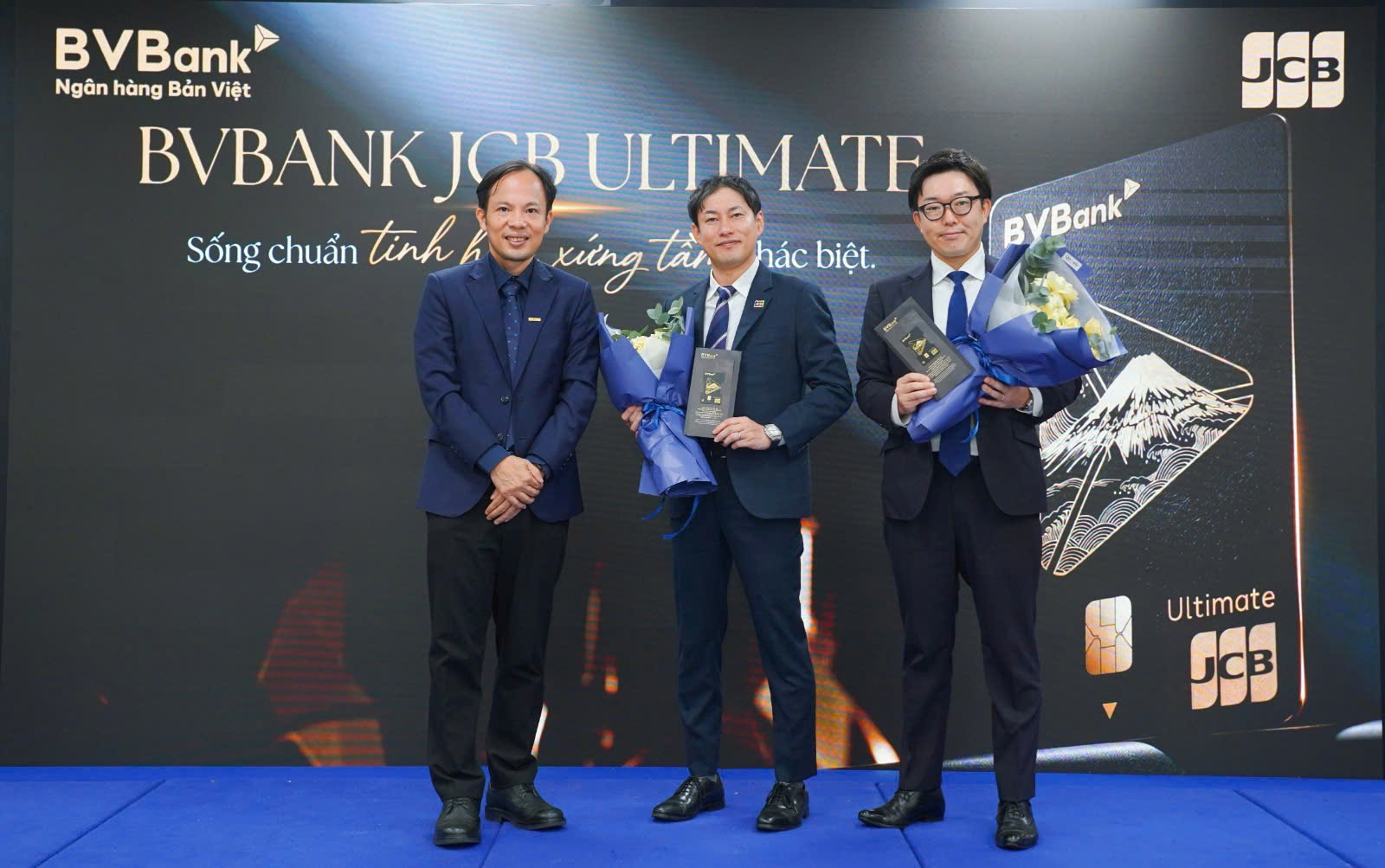 Đại diện BVBank: Ông Phan Việt Hải - Phó Tổng Giám đốc và đại diện JCB: Ông Takuya Wakui – Trưởng đại diện JCB Việt Nam và Ông Takushi Yamamoto – Phó đại diện JCB Việt Nam (từ trái qua phải) Đại diện BVBank: Ông Phan Việt Hải - Phó Tổng Giám đốc và đại diện JCB: Ông Takuya Wakui – Trưởng đại diện JCB Việt Nam và Ông Takushi Yamamoto – Phó đại diện JCB Việt Nam (từ trái qua phải)