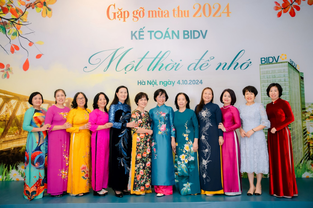 Chị Phan Thị Chinh – nguyên UV HĐQT BIDV cùng Tập thể các Lãnh đạo nữ Khối Tài chính Kế toán của BIDV qua các thời kỳ Chị Phan Thị Chinh – nguyên UV HĐQT BIDV cùng Tập thể các Lãnh đạo nữ Khối Tài chính Kế toán của BIDV qua các thời kỳ