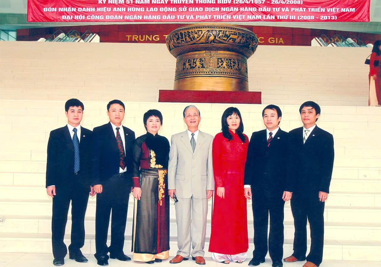 Bà Lê Thị Kim Khuyên – nguyên UVHĐQT và Ban giám đốc Sở Giao Dịch dịp Đón nhận danh hiệu Anh hùng Lao động Bà Lê Thị Kim Khuyên – nguyên UVHĐQT và Ban giám đốc Sở Giao Dịch dịp Đón nhận danh hiệu Anh hùng Lao động