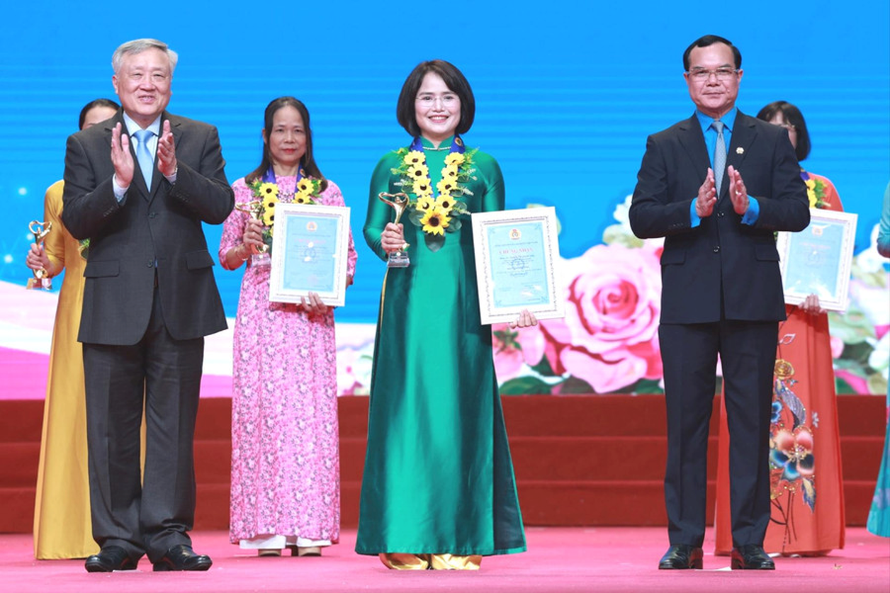 Phó Tổng Giám đốc Nguyễn Thị Quỳnh Giao được trao tặng danh hiệu Phụ nữ BIDV và Bản tình ca viết cho những con số - Kỳ 2