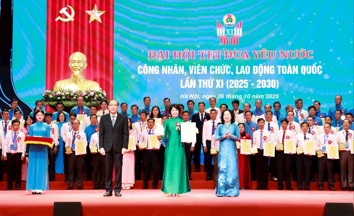 Chị Đỗ Thị Thanh Huyền đón nhận Giấy chứng nhận và Biểu trưng “Điển hình tiên tiến xuất sắc tiêu biểu” Chị Đỗ Thị Thanh Huyền đón nhận Giấy chứng nhận và Biểu trưng “Điển hình tiên tiến xuất sắc tiêu biểu”