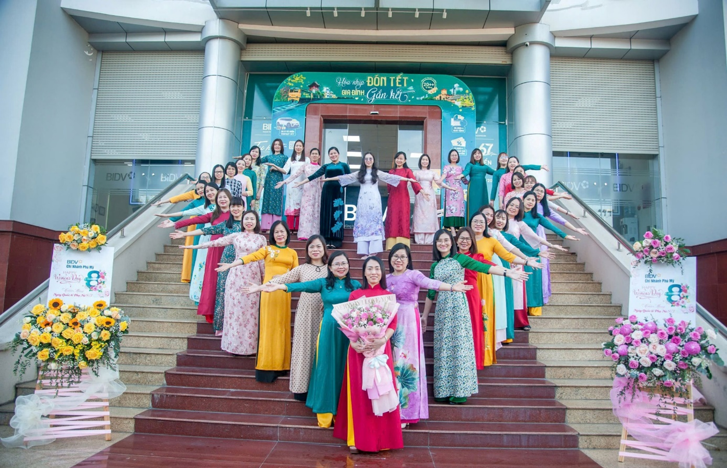 Tập thể cán bộ nữ BIDV Chi nhánh Phú Mỹ Tập thể cán bộ nữ BIDV Chi nhánh Phú Mỹ
