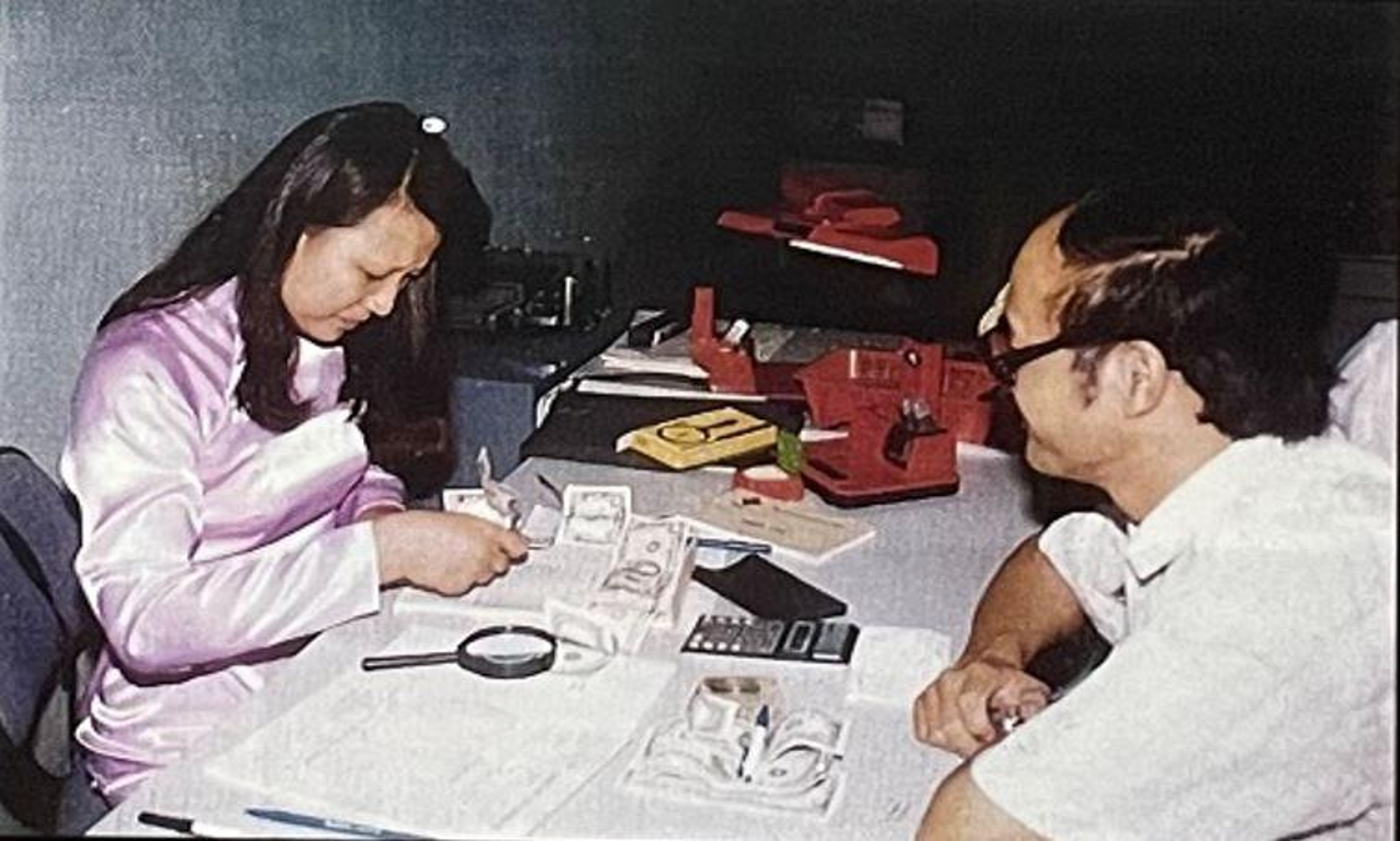 Cán bộ nữ BIDV Hà nội phát hành trái phiếu bằng USD những năm 1990 Cán bộ nữ BIDV Hà nội phát hành trái phiếu bằng USD những năm 1990