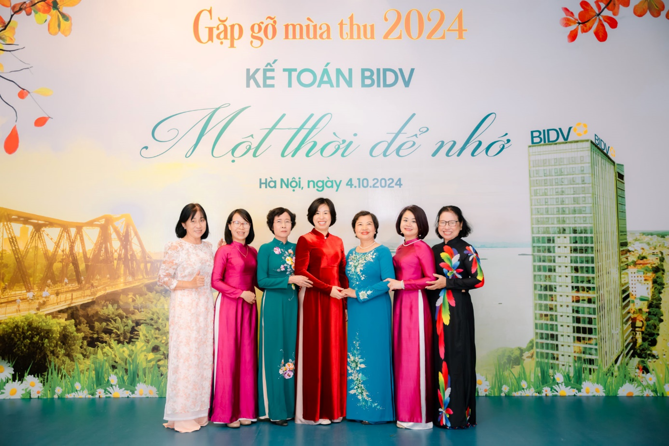 Chị Bùi Thị Hòa – Kế toán trưởng BIDV cùng các thế hệ lãnh đạo nữ BIDV Chị Bùi Thị Hòa – Kế toán trưởng BIDV cùng các thế hệ lãnh đạo nữ BIDV