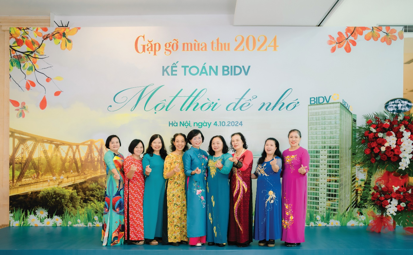 Chị Phạm Thị Lệ Cần (áo dài vàng) - Nguyên Giám đốc BIDV Vĩnh Phúc Chị Phạm Thị Lệ Cần (áo dài vàng) - Nguyên Giám đốc BIDV Vĩnh Phúc