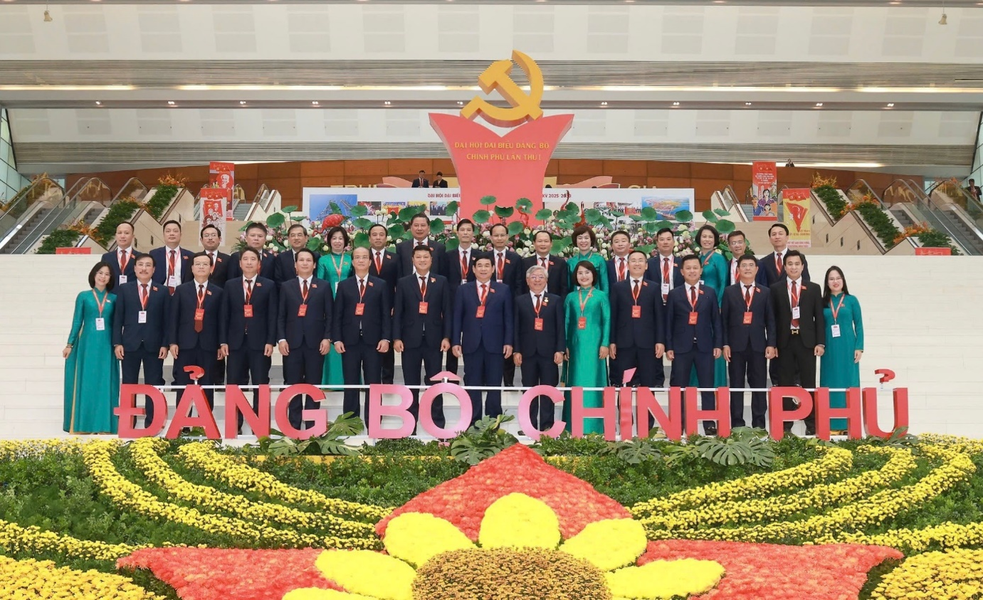 Đoàn Đại biểu chính thức và Đại biểu khách mời - là các đồng chí trong Ban chấp hành Đảng bộ BIDV tham dự đại hội Đảng bộ Chính Phủ. Đoàn Đại biểu chính thức và Đại biểu khách mời - là các đồng chí trong Ban chấp hành Đảng bộ BIDV tham dự đại hội Đảng bộ Chính Phủ.