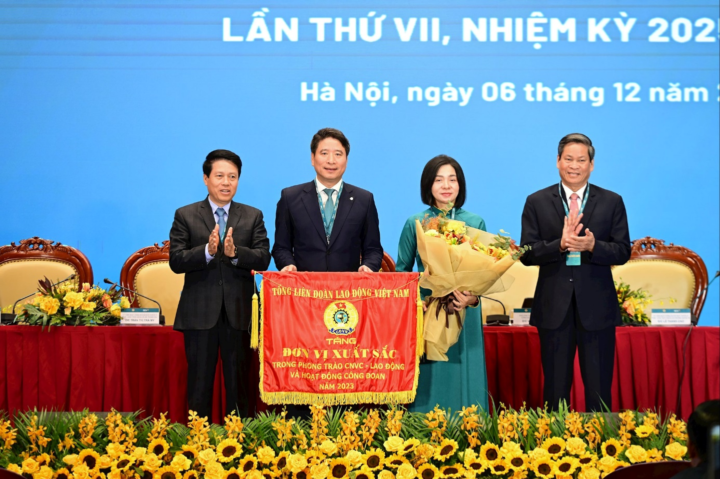 Công đoàn BIDV nhận Cờ thi đua Đơn vị xuất sắc trong phong trào CNVC - lao động và hoạt động công đoàn của Tổng Liên đoàn Lao động Việt Nam Công đoàn BIDV nhận Cờ thi đua Đơn vị xuất sắc trong phong trào CNVC - lao động và hoạt động công đoàn của Tổng Liên đoàn Lao động Việt Nam
