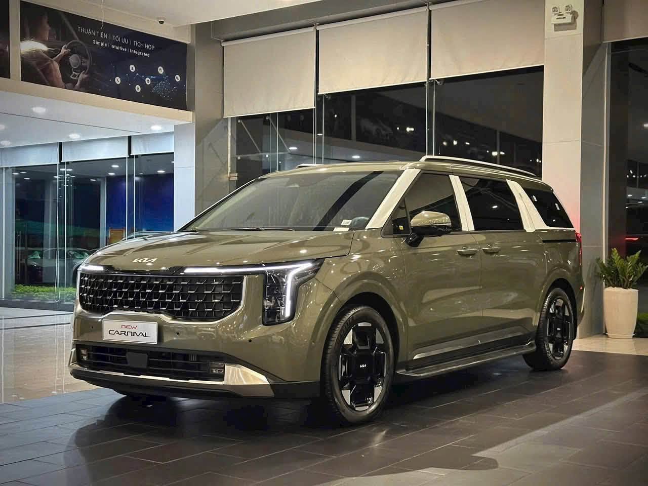 Kia Carnival giảm giá tới 170 triệu tại đại lý, mua mới rẻ như mua cũ
