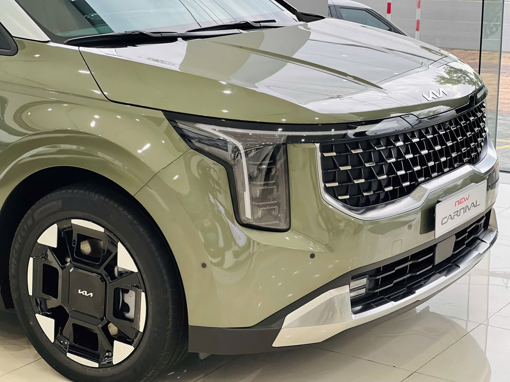Kia Carnival giảm giá tới 170 triệu tại đại lý, mua mới rẻ như mua cũ