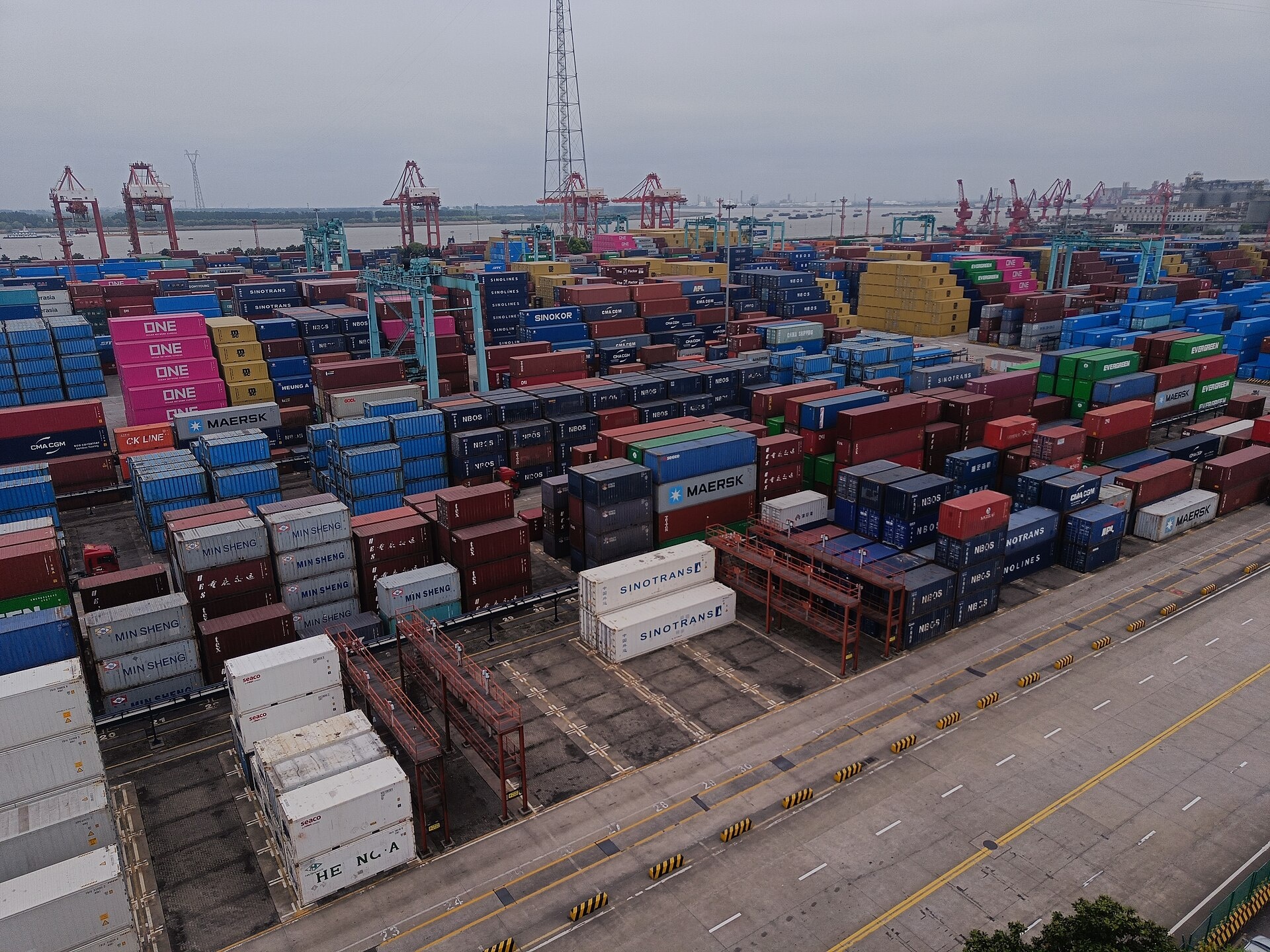 Cảng container Zhangjiagang, Trung Quốc. Ảnh: Pierre Marshall/Wikimedia Commons (CC BY 4.0).