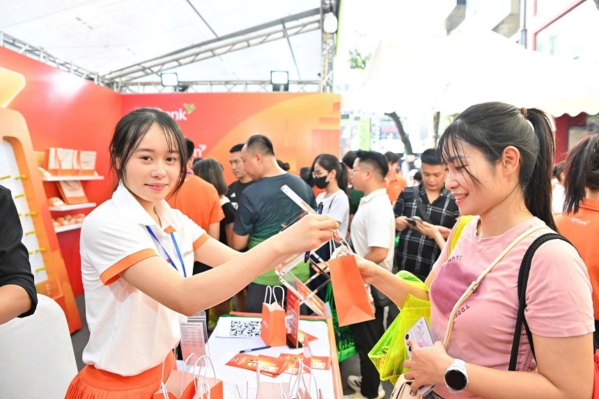 Gian hàng GPBank tại VPIM 2026 hút đông runner check-in, trải nghiệm Gian hàng GPBank tại VPIM 2026 hút đông runner check-in, trải nghiệm