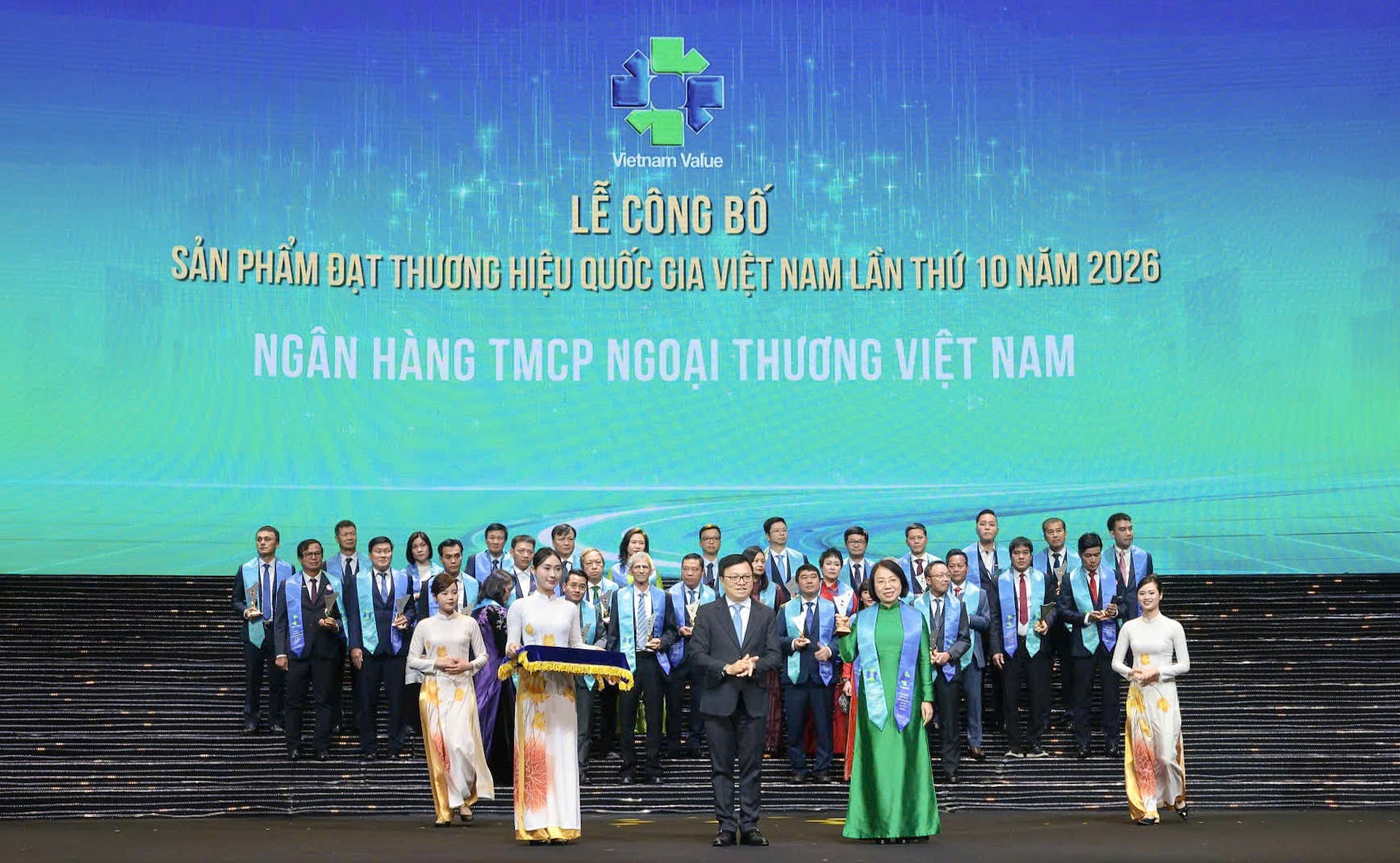 Vietcombank 10 lần liên tiếp ghi dấu Thương hiệu quốc gia, tiếp nối mạch nguồn phụng sự