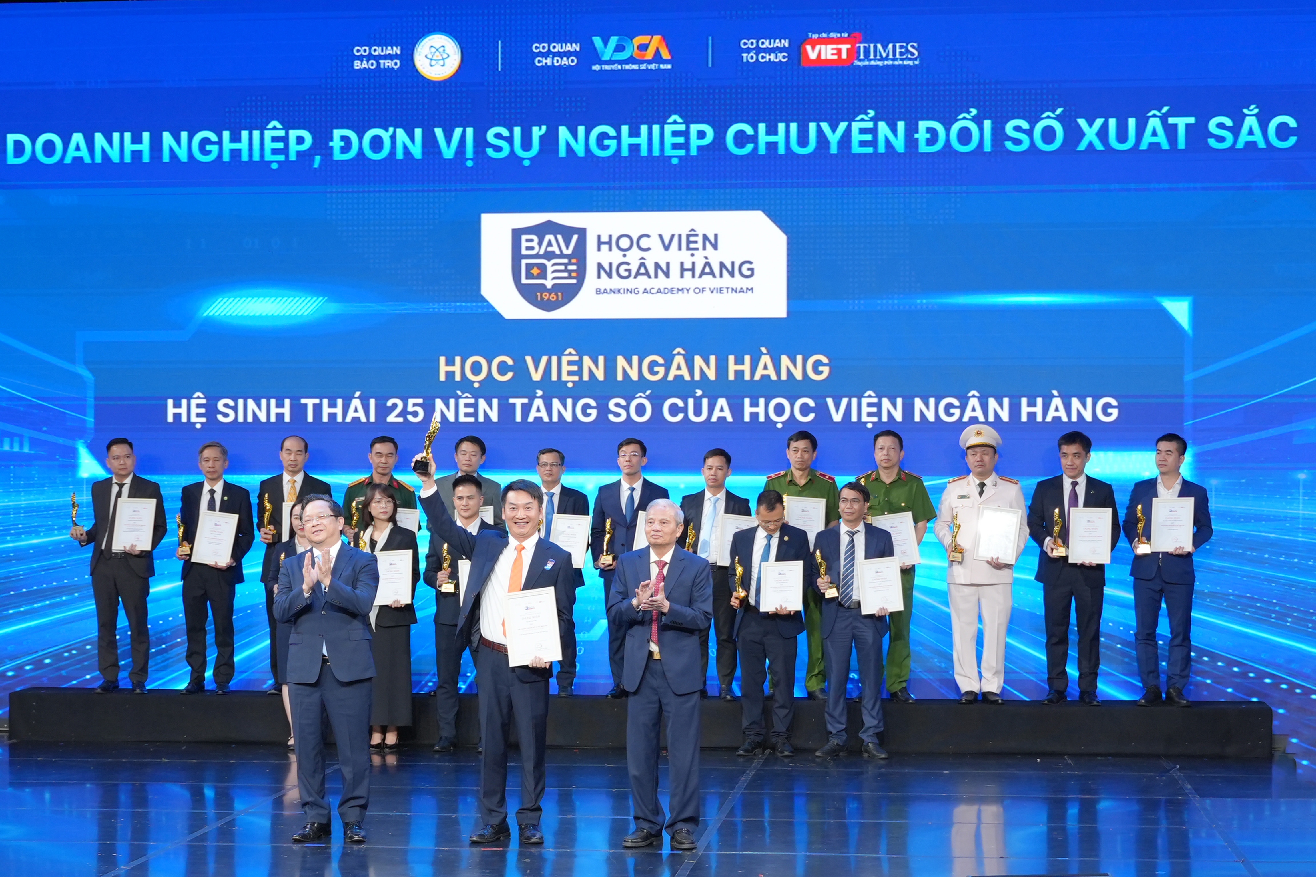 Học viện Ngân hàng nhận giải Doanh nghiệp, đơn vị sự nghiệp chuyển đổi số xuất sắc năm 2026 Học viện Ngân hàng nhận giải Doanh nghiệp, đơn vị sự nghiệp chuyển đổi số xuất sắc năm 2026