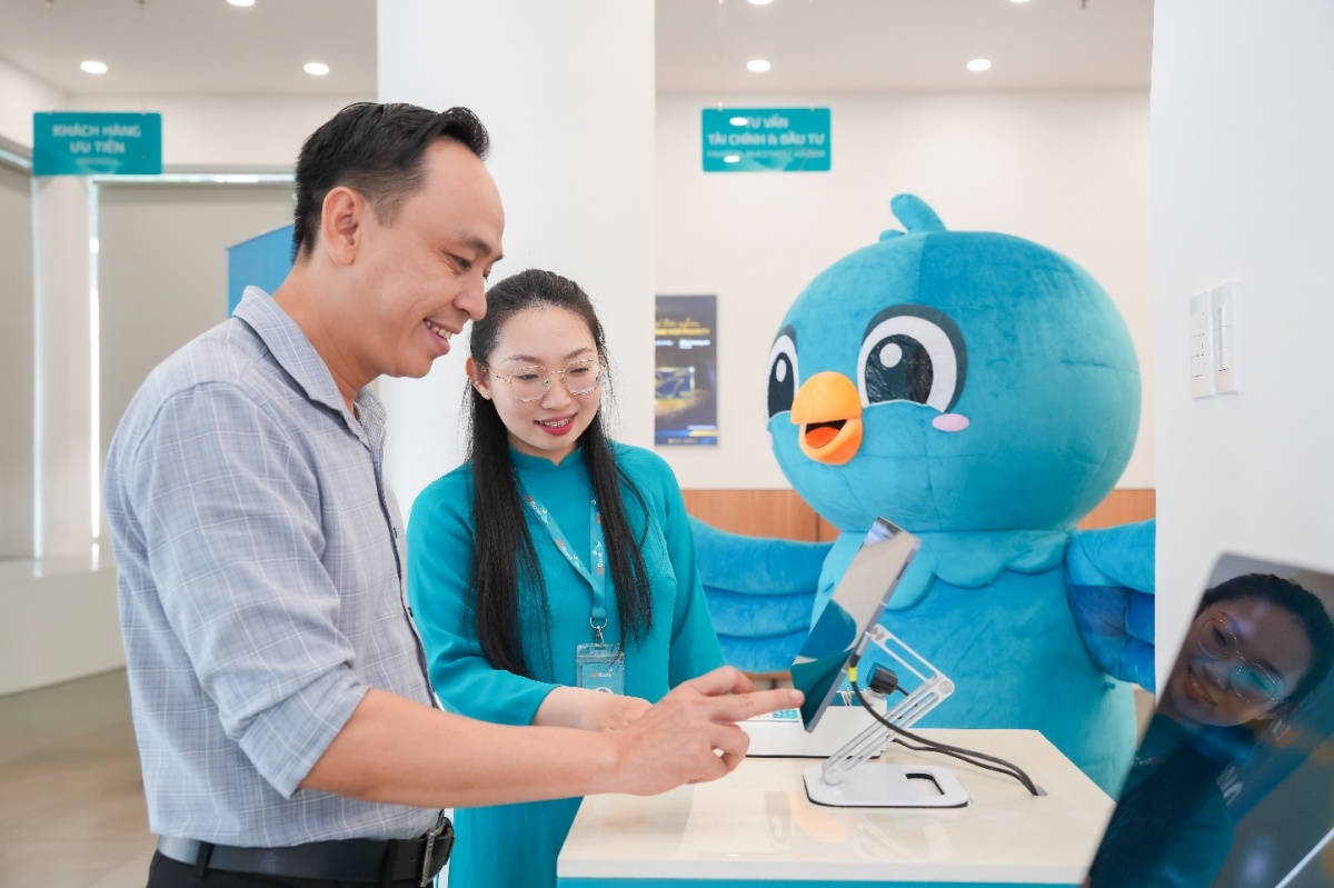 Khách hàng có thể tự thực hiện các giao dịch đơn giản trên CRM