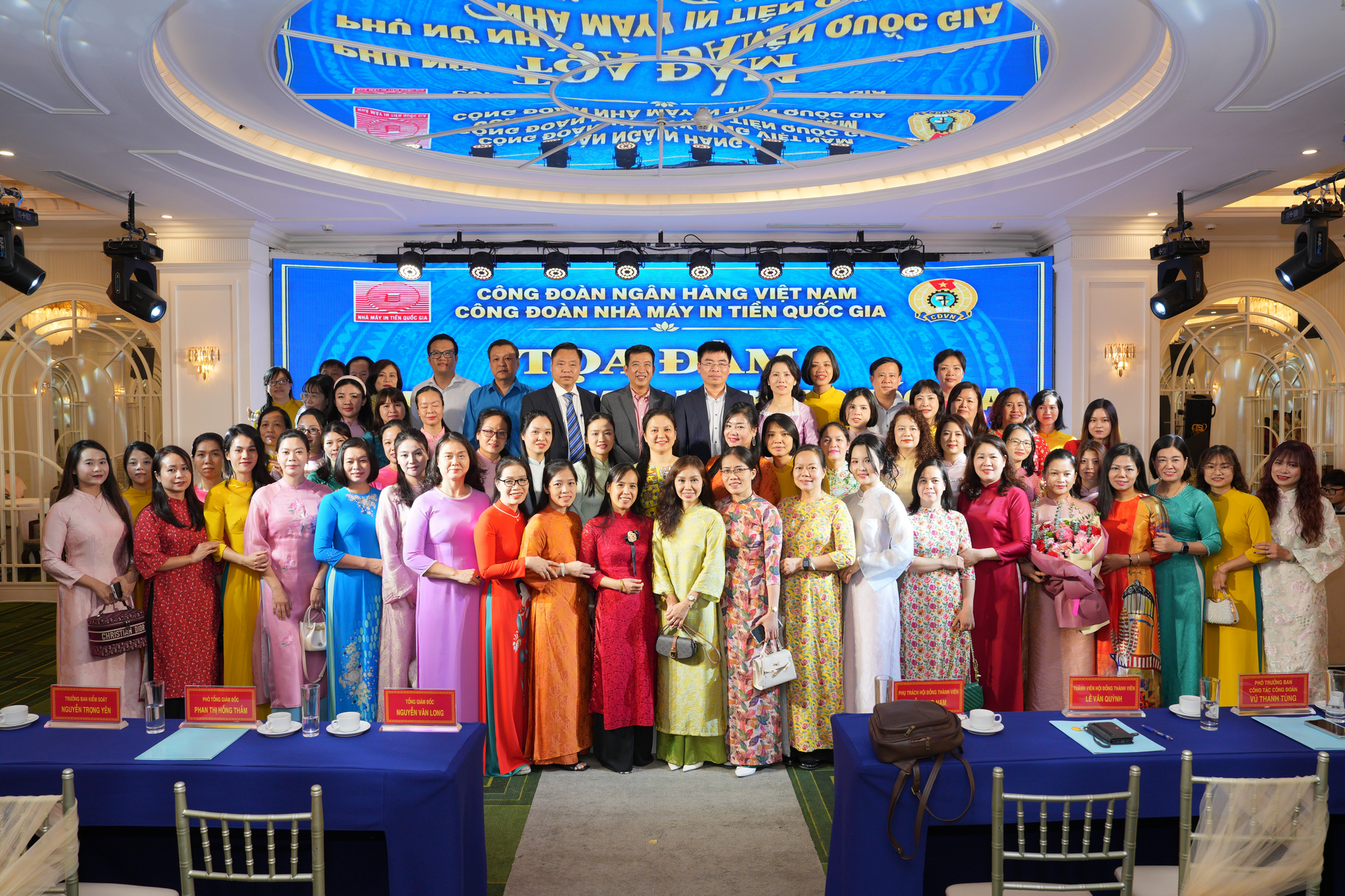 Ban lãnh đạo Nhà máy in tiền và các đại biểu, khách mời chụp ảnh lưu niệm với các đoàn viên nữ Nhà máy In tiền Quốc gia