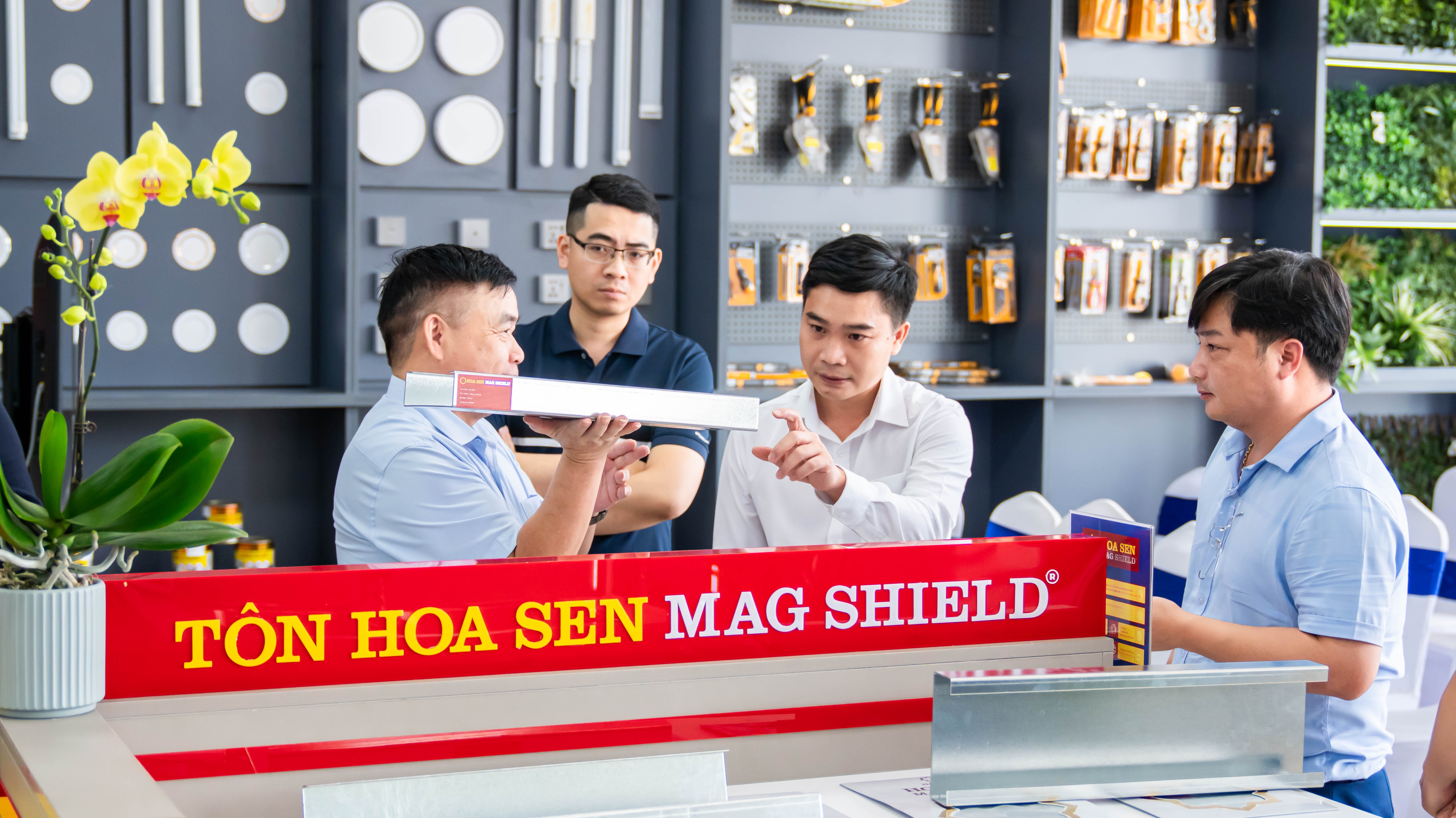 Sản phẩm Tôn siêu bền và Ống thép siêu bền Hoa Sen Mag Shield được khách hàng tin dùng nhờ những ưu điểm vượt trội so với dòng sản phẩm tôn thép mạ thông thường Sản phẩm Tôn siêu bền và Ống thép siêu bền Hoa Sen Mag Shield được khách hàng tin dùng nhờ những ưu điểm vượt trội so với dòng sản phẩm tôn thép mạ thông thường
