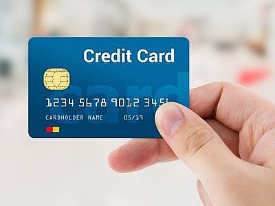 Thẻ tín dụng hết hạn nhưng còn dư nợ, phải làm sao?