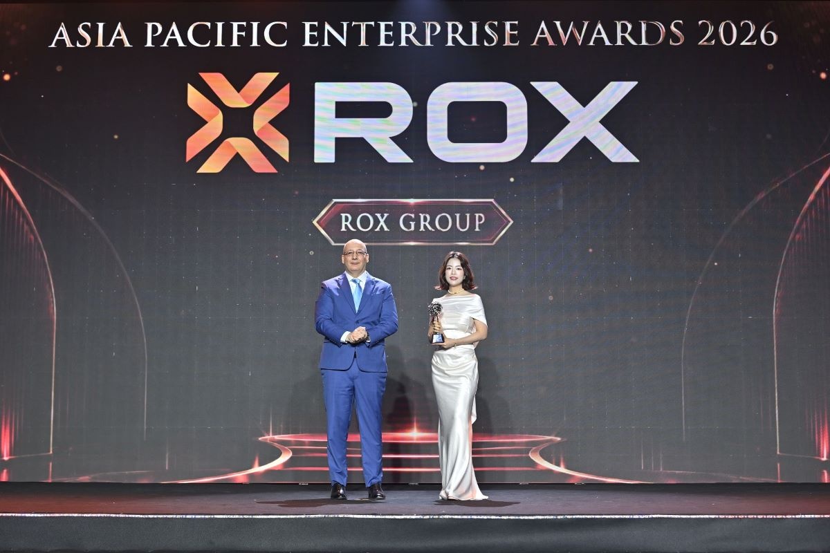 Bà Nguyễn Hải Hà, Giám đốc Truyền thông và Marketing ROX Group đại diện Tập đoàn nhận cup vinh danh “Thương hiệu truyền cảm hứng” 2026 Bà Nguyễn Hải Hà, Giám đốc Truyền thông và Marketing ROX Group đại diện Tập đoàn nhận cup vinh danh “Thương hiệu truyền cảm hứng” 2026