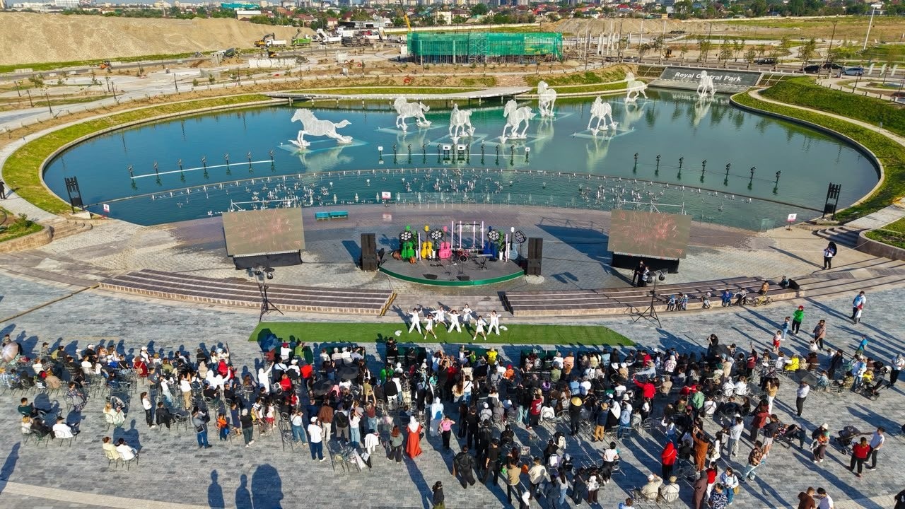 Một chương trình nghệ thuật tại Royal Central Park Một chương trình nghệ thuật tại Royal Central Park