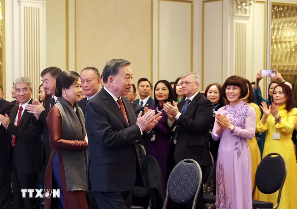 Tổng Bí thư, Chủ tịch nước Tô Lâm và Phu nhân gặp đại diện cộng đồng người Việt Nam tại châu Âu Tổng Bí thư, Chủ tịch nước Tô Lâm và Phu nhân gặp đại diện cộng đồng người Việt Nam tại châu Âu- Ảnh 1.