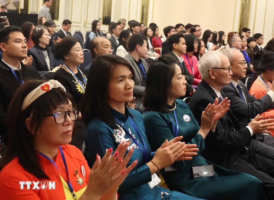 Tổng Bí thư, Chủ tịch nước Tô Lâm và Phu nhân gặp đại diện cộng đồng người Việt Nam tại châu Âu Tổng Bí thư, Chủ tịch nước Tô Lâm và Phu nhân gặp đại diện cộng đồng người Việt Nam tại châu Âu- Ảnh 3.