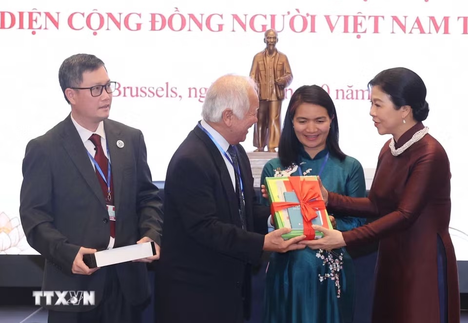 Tổng Bí thư, Chủ tịch nước Tô Lâm và Phu nhân gặp đại diện cộng đồng người Việt Nam tại châu Âu Tổng Bí thư, Chủ tịch nước Tô Lâm và Phu nhân gặp đại diện cộng đồng người Việt Nam tại châu Âu- Ảnh 5.