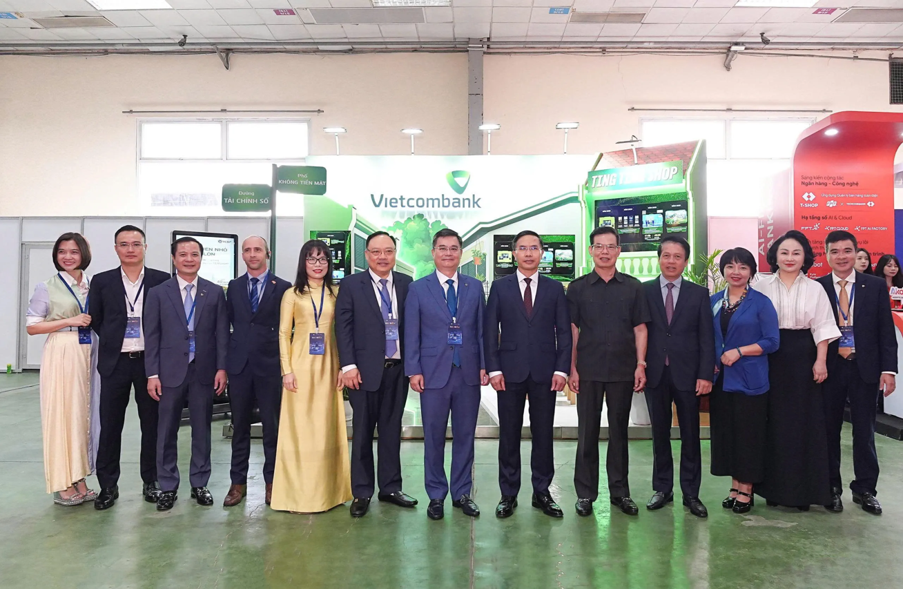 Thống đốc NHNN Việt Nam Phạm Đức Ấn cùng các đại biểu thăm không gian trải nghiệm “Đường tài chính số - Phố không tiền mặt” của Vietcombank (nguồn: vietcombank.com.vn)