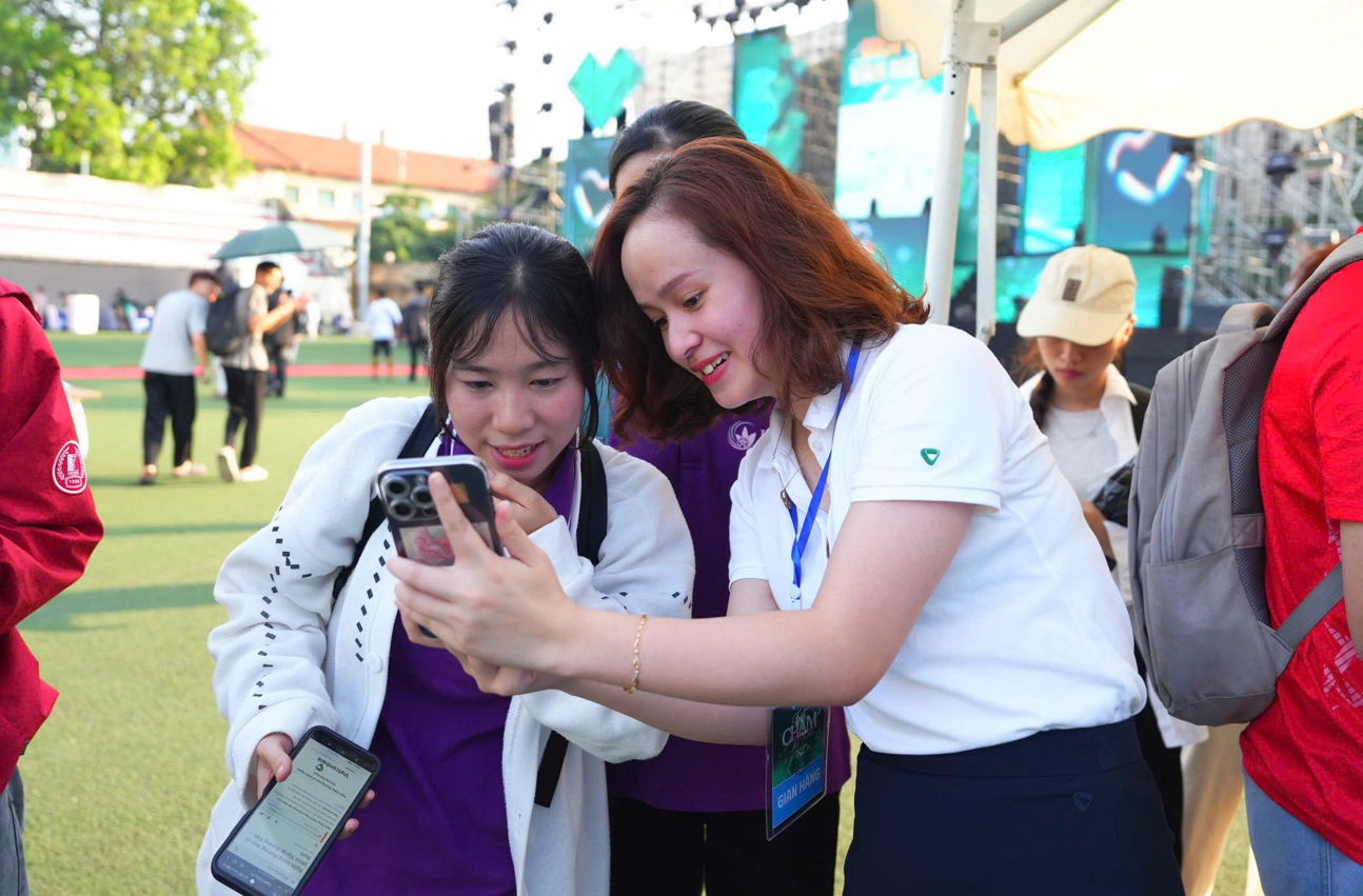 Cán bộ Vietcombank hướng dẫn khách hàng thực hiện các bước xác thực thông tin cá nhân (nguồn: vietcombank.com.vn)
