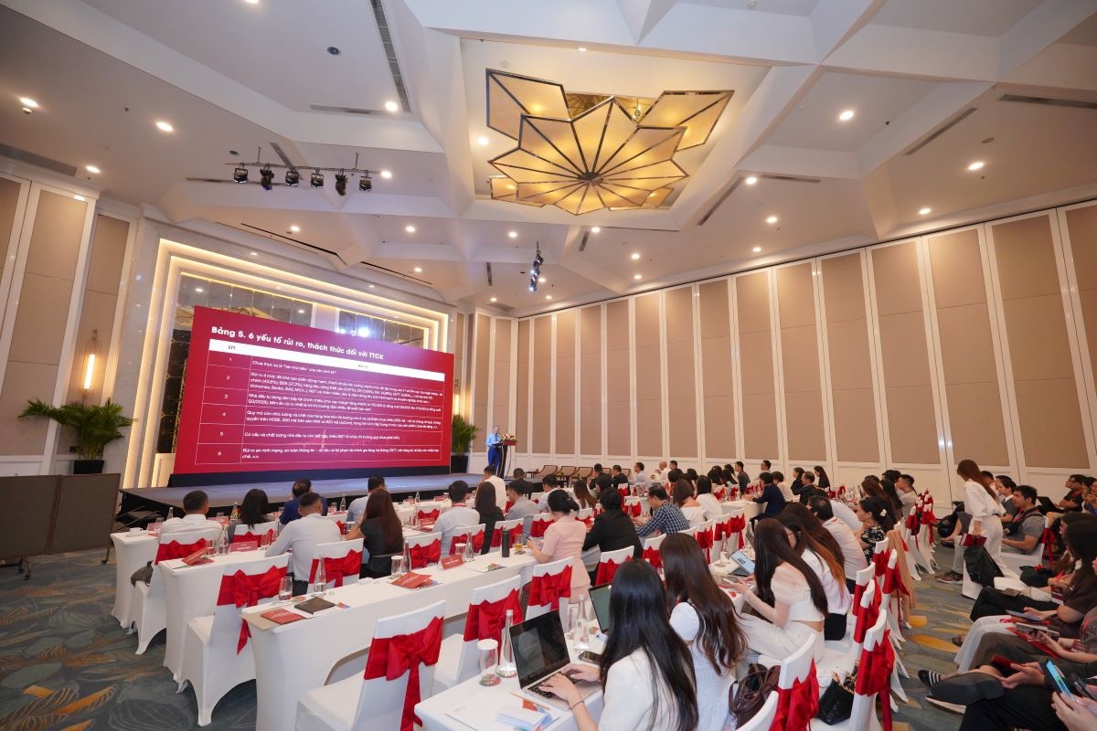 Hội thảo “Khơi thông dòng vốn, giải phóng nguồn lực cho mục tiêu tăng trưởng hai con số” Hội thảo “Khơi thông dòng vốn, giải phóng nguồn lực cho mục tiêu tăng trưởng hai con số”