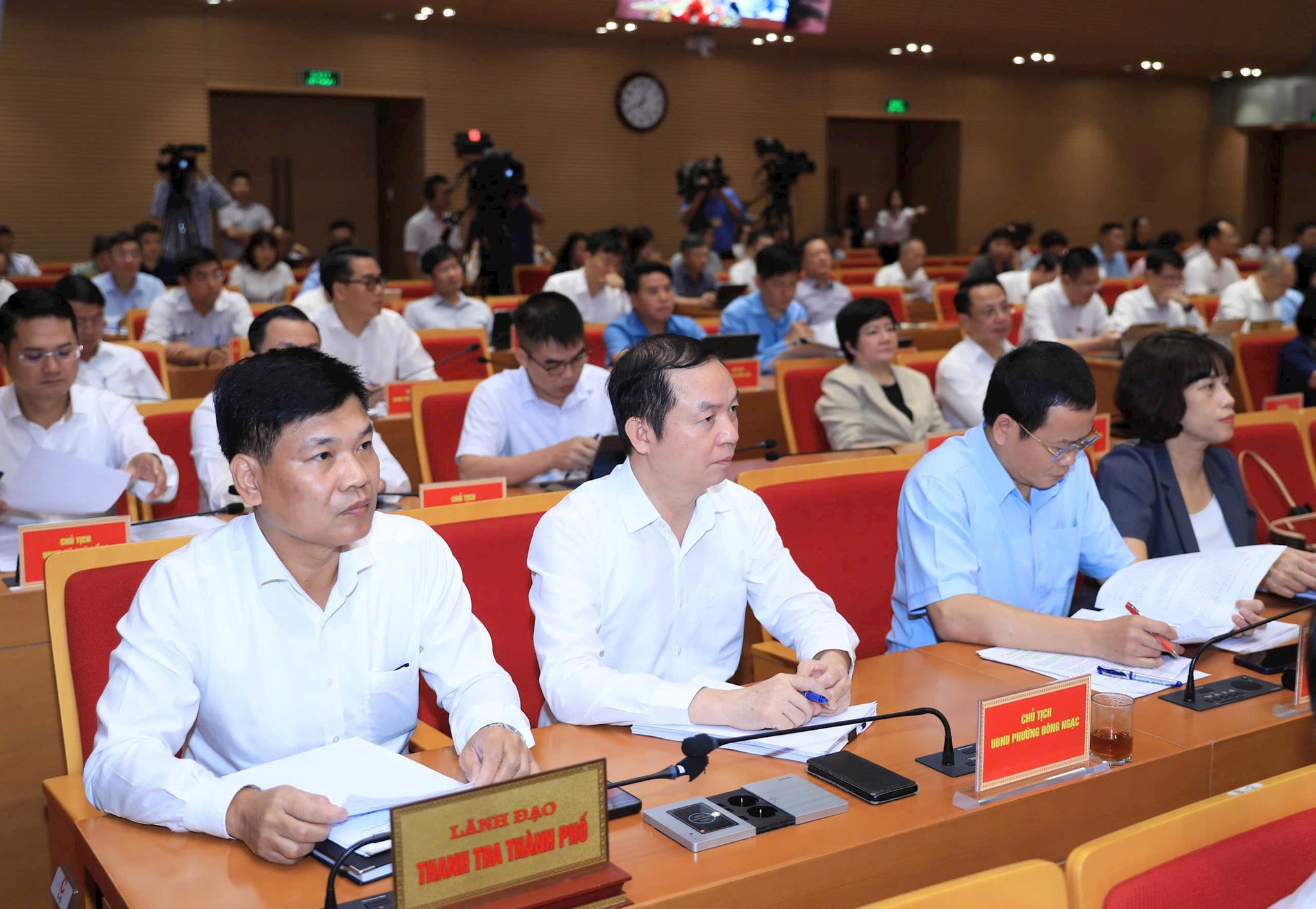 Đại diện các sở, ngành thành phố tham dự phiên chất vấn