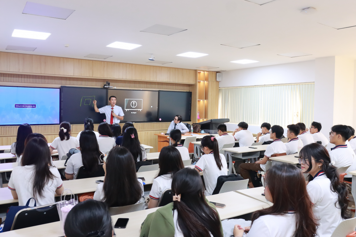 Đại học Ngân hàng TP. Hồ Chí Minh giữ nguyên học phí, tăng học bổng cho sinh viên Đại học Ngân hàng TP. Hồ Chí Minh giữ nguyên học phí, tăng học bổng cho sinh viên