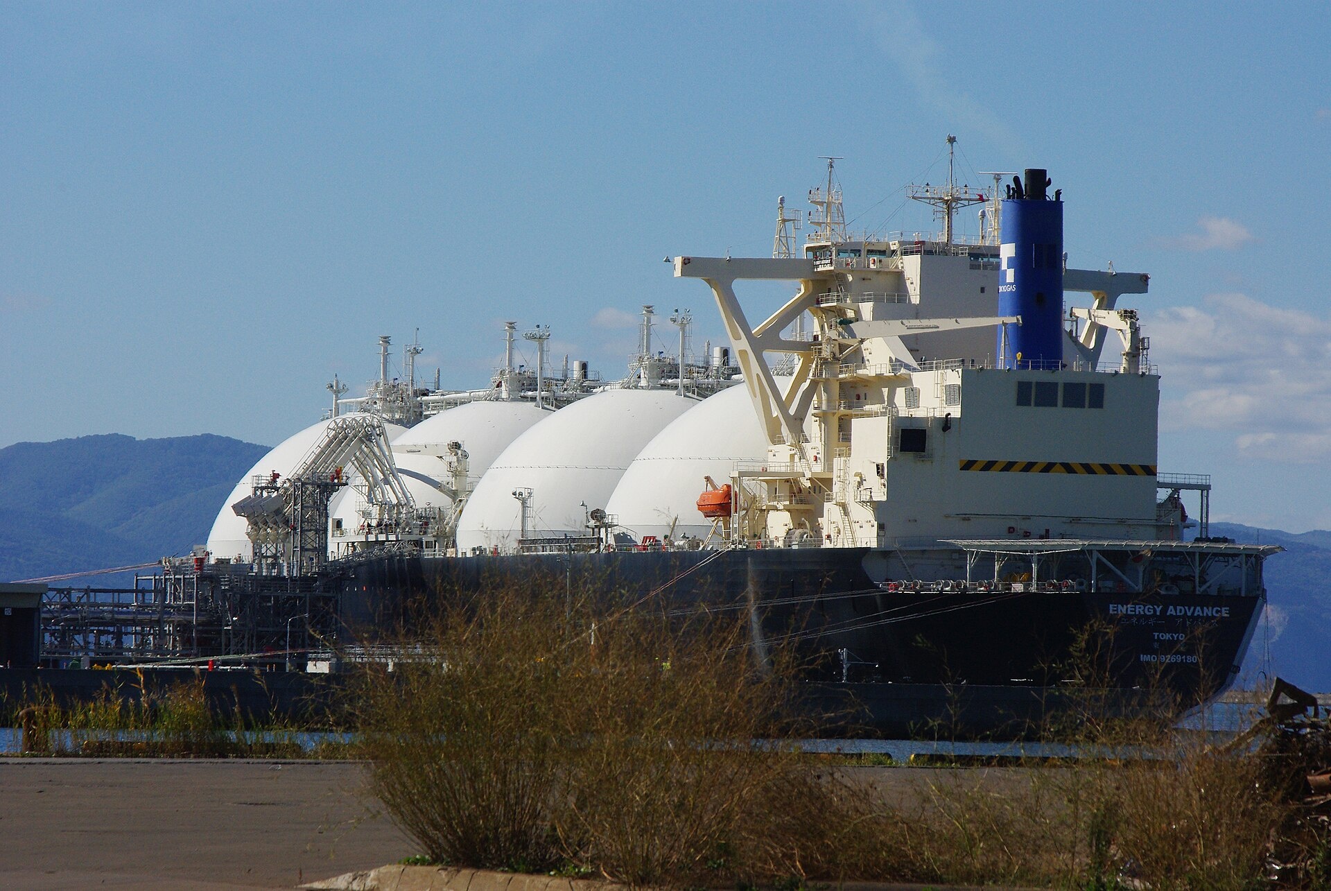 Tàu vận chuyển LNG Energy Advance tại Nhật Bản. Ảnh: とまりん♪/Wikimedia Commons. Tàu vận chuyển LNG Energy Advance tại Nhật Bản. Ảnh: とまりん♪/Wikimedia Commons.