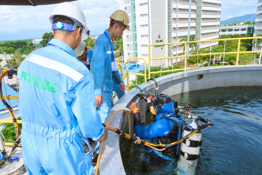 Các thí sinh của nghề thi Lặn thi công, Quản trị và bảo mật hệ thống mạng công nghệ thông tin và Tự động hóa Các thí sinh của nghề thi Lặn thi công, Quản trị và bảo mật hệ thống mạng công nghệ thông tin và Tự động hóa