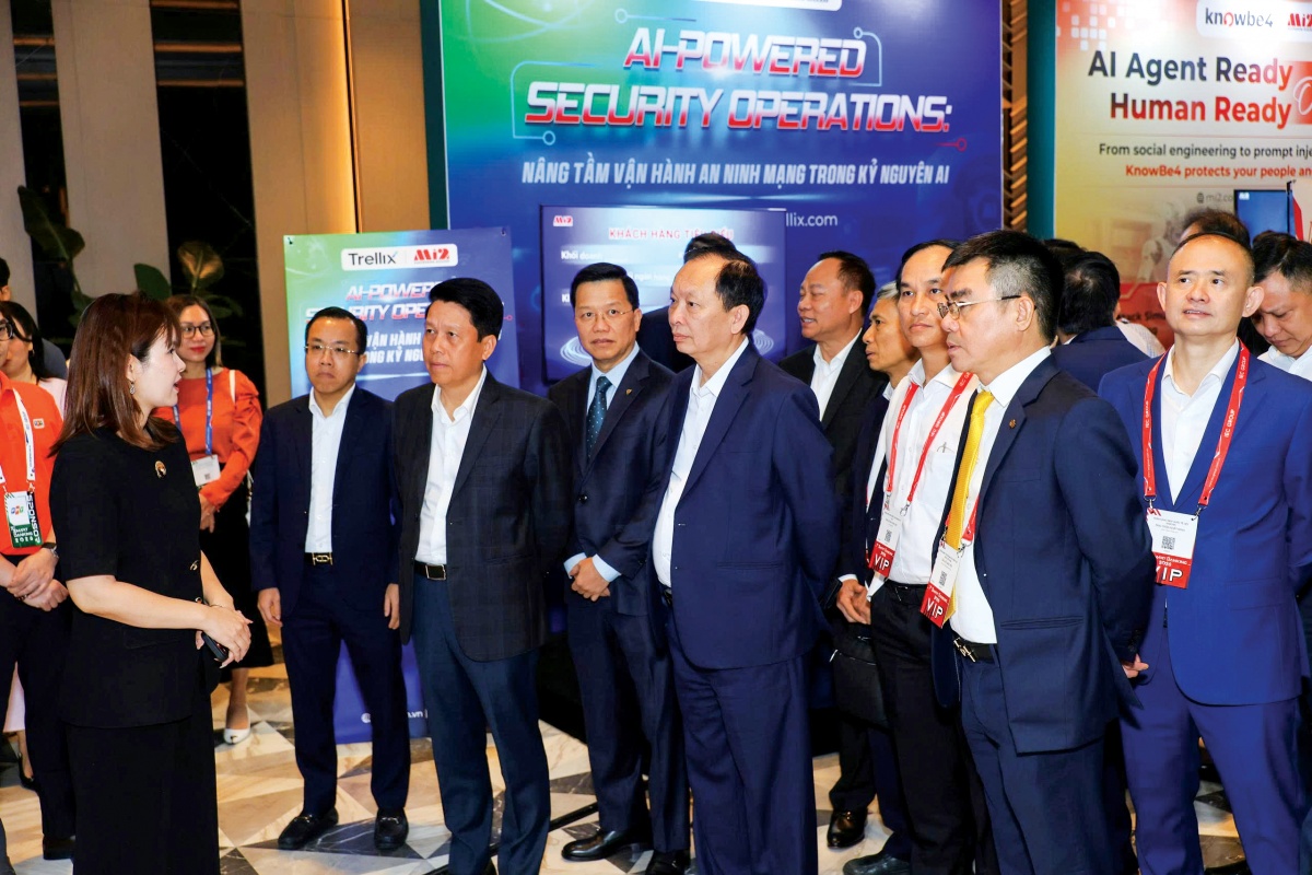 Phó Thống đốc NHNN Phạm Tiến Dũng cùng các đại biểu tham quan triển lãm công nghệ bên lề sự kiện Smart Banking 2026 Phó Thống đốc NHNN Phạm Tiến Dũng cùng các đại biểu tham quan triển lãm công nghệ bên lề sự kiện Smart Banking 2026