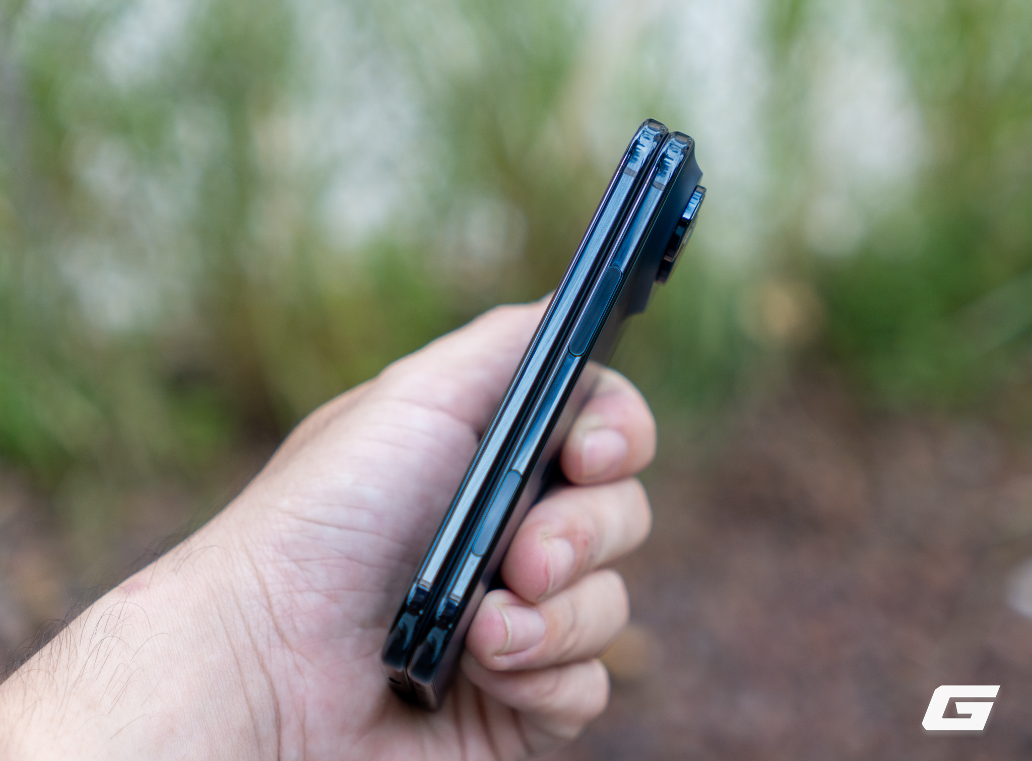 “Đập hộp” iPhone Duo chính hãng Việt Nam trước ngày giao hàng: điện thoại gập đầu tiên của Táo đóng gói ra sao? - Ảnh 18.