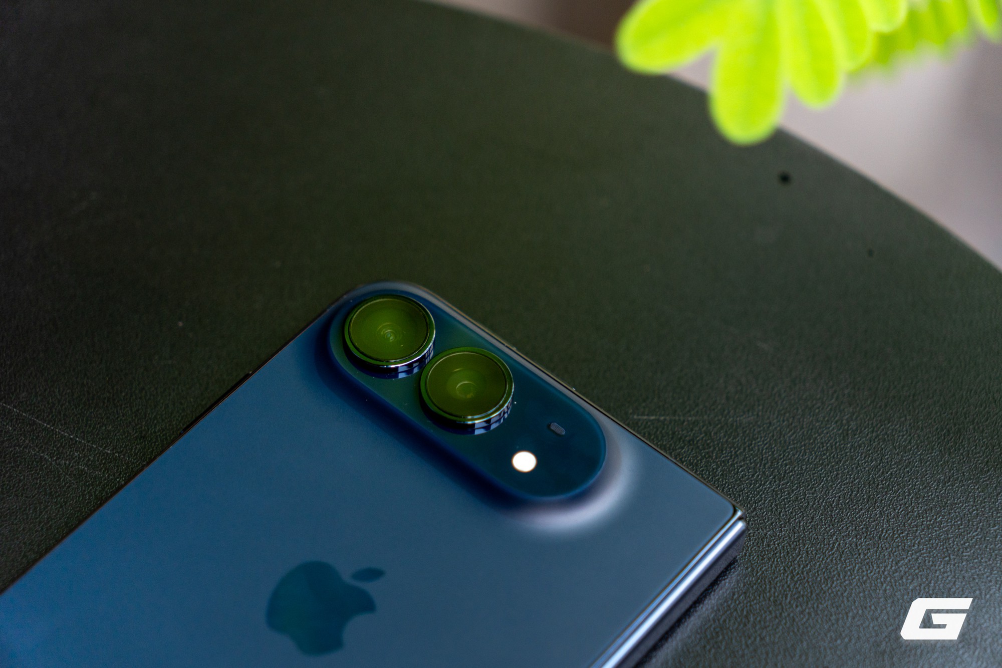 “Đập hộp” iPhone Duo chính hãng Việt Nam trước ngày giao hàng: điện thoại gập đầu tiên của Táo đóng gói ra sao? - Ảnh 15.