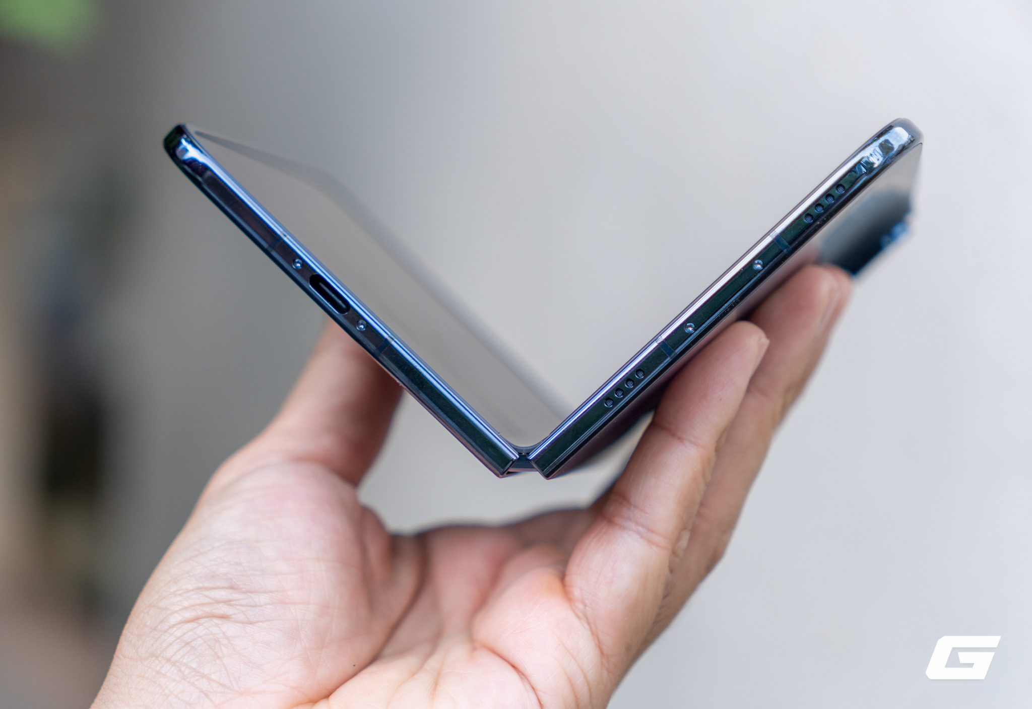 “Đập hộp” iPhone Duo chính hãng Việt Nam trước ngày giao hàng: điện thoại gập đầu tiên của Táo đóng gói ra sao? - Ảnh 22.