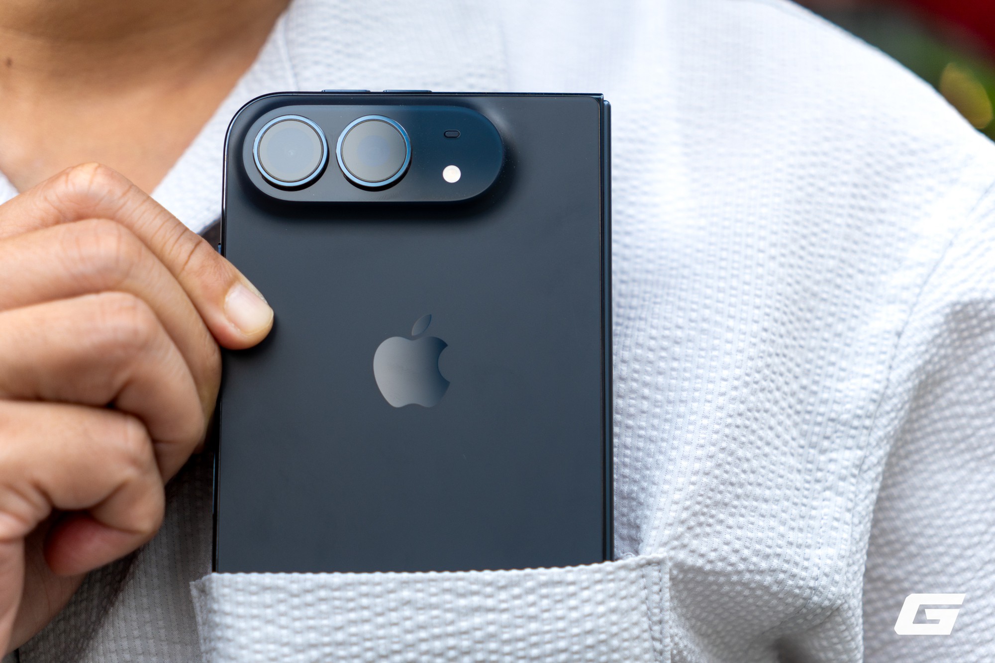 'Đập hộp' iPhone Duo chính hãng - điện thoại gập đầu tiên của Apple 'Đập hộp' iPhone Duo chính hãng - điện thoại gập đầu tiên của Apple