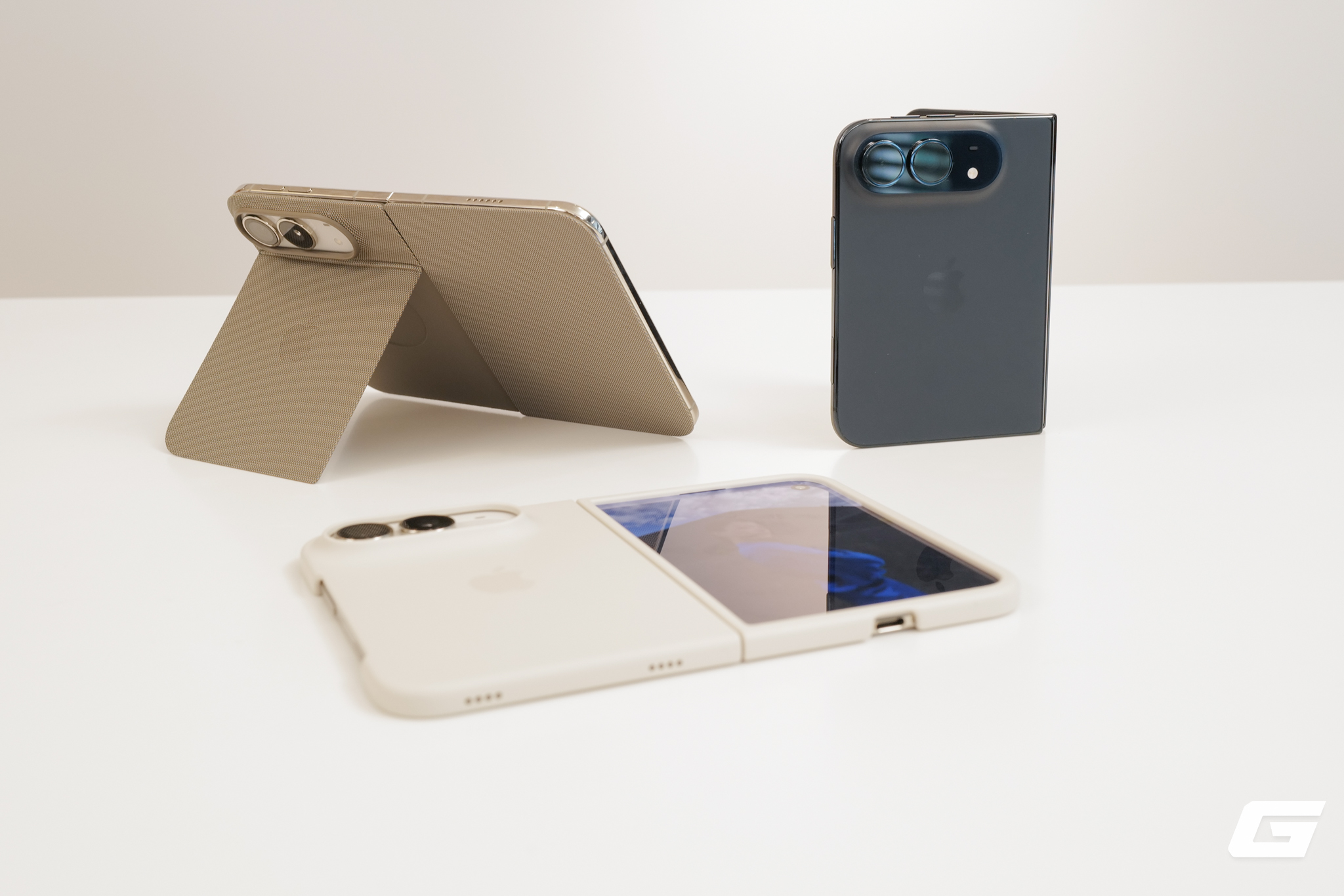 “Đập hộp” iPhone Duo chính hãng Việt Nam trước ngày giao hàng: điện thoại gập đầu tiên của Táo đóng gói ra sao? - Ảnh 12.