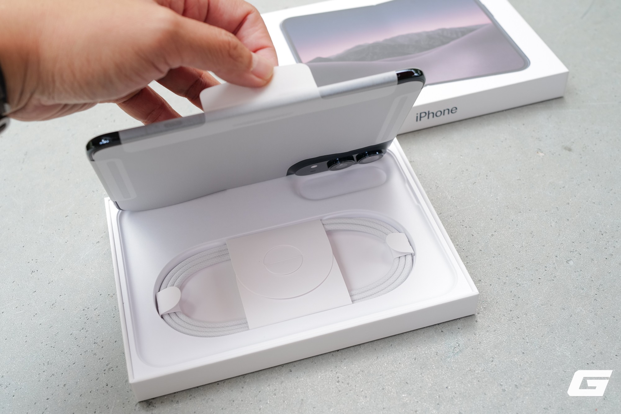 'Đập hộp' iPhone Duo chính hãng - điện thoại gập đầu tiên của Apple 'Đập hộp' iPhone Duo chính hãng - điện thoại gập đầu tiên của Apple