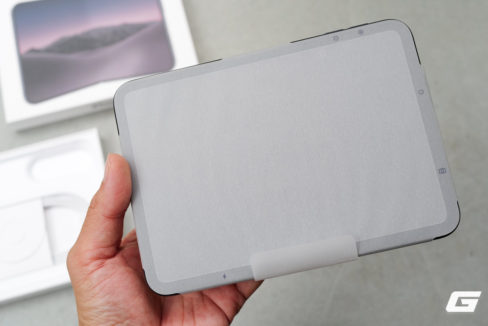 'Đập hộp' iPhone Duo chính hãng - điện thoại gập đầu tiên của Apple 'Đập hộp' iPhone Duo chính hãng - điện thoại gập đầu tiên của Apple