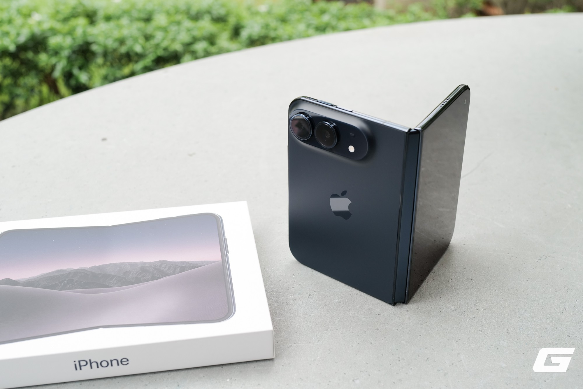 'Đập hộp' iPhone Duo chính hãng - điện thoại gập đầu tiên của Apple 'Đập hộp' iPhone Duo chính hãng - điện thoại gập đầu tiên của Apple