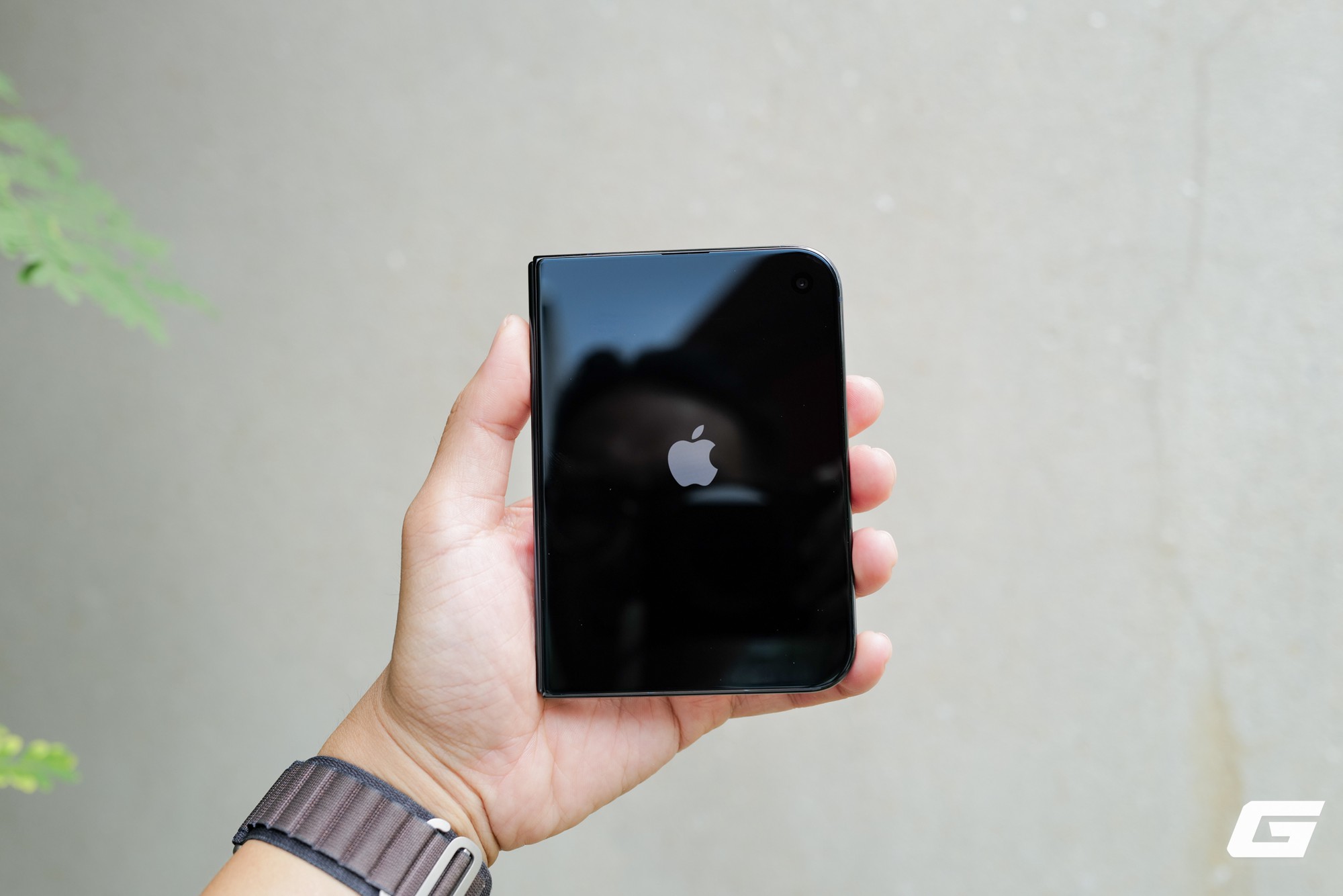 'Đập hộp' iPhone Duo chính hãng - điện thoại gập đầu tiên của Apple 'Đập hộp' iPhone Duo chính hãng - điện thoại gập đầu tiên của Apple
