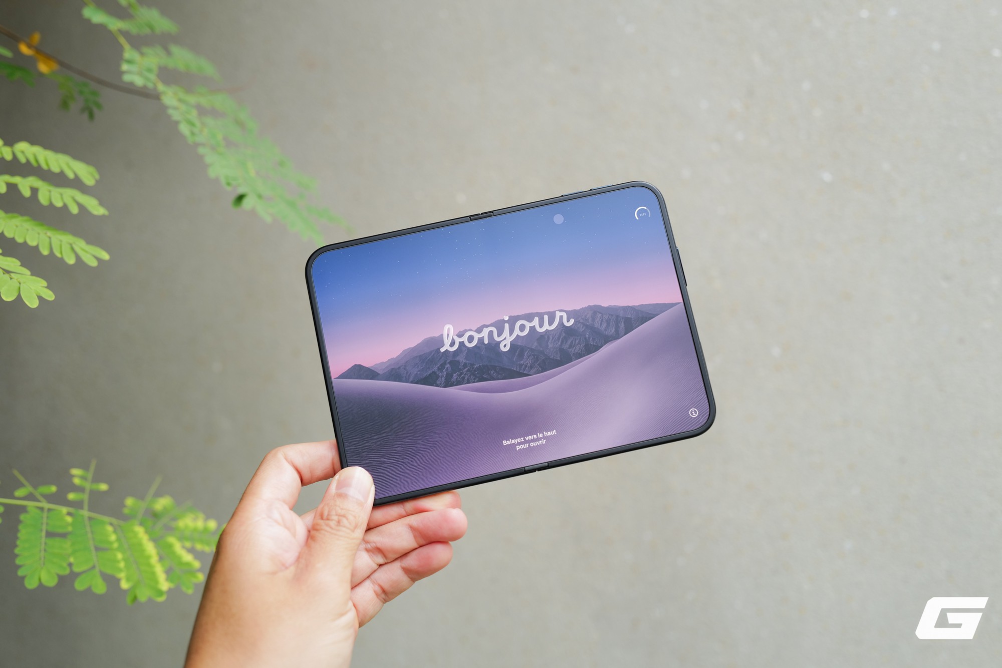 'Đập hộp' iPhone Duo chính hãng - điện thoại gập đầu tiên của Apple 'Đập hộp' iPhone Duo chính hãng - điện thoại gập đầu tiên của Apple