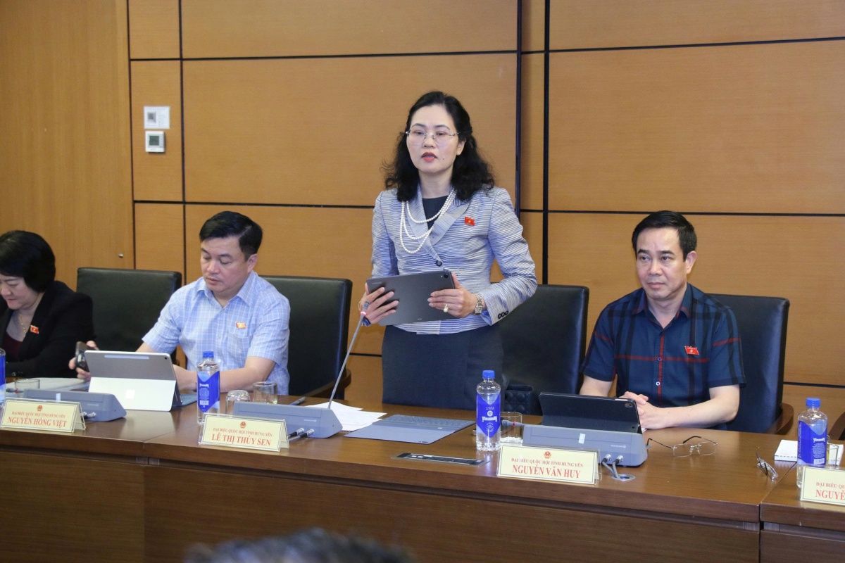 Đại biểu Lê Thị Thuý Sen (Đoàn Hưng Yên) thảo luận tại tổ) Đại biểu Lê Thị Thuý Sen (Đoàn Hưng Yên) thảo luận tại tổ)