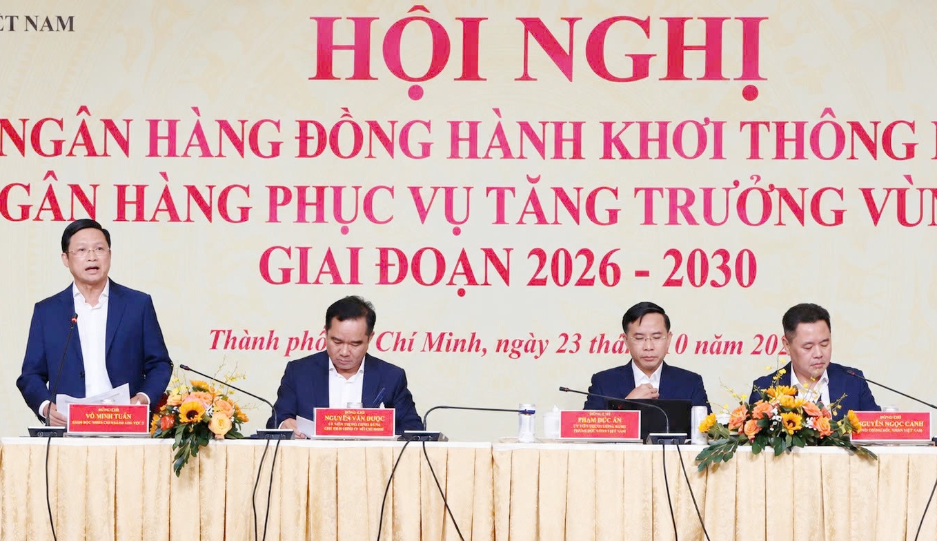 Ông Võ Minh Tuấn - Giám đốc NHNn Khu vực II (đứng), phát biểu