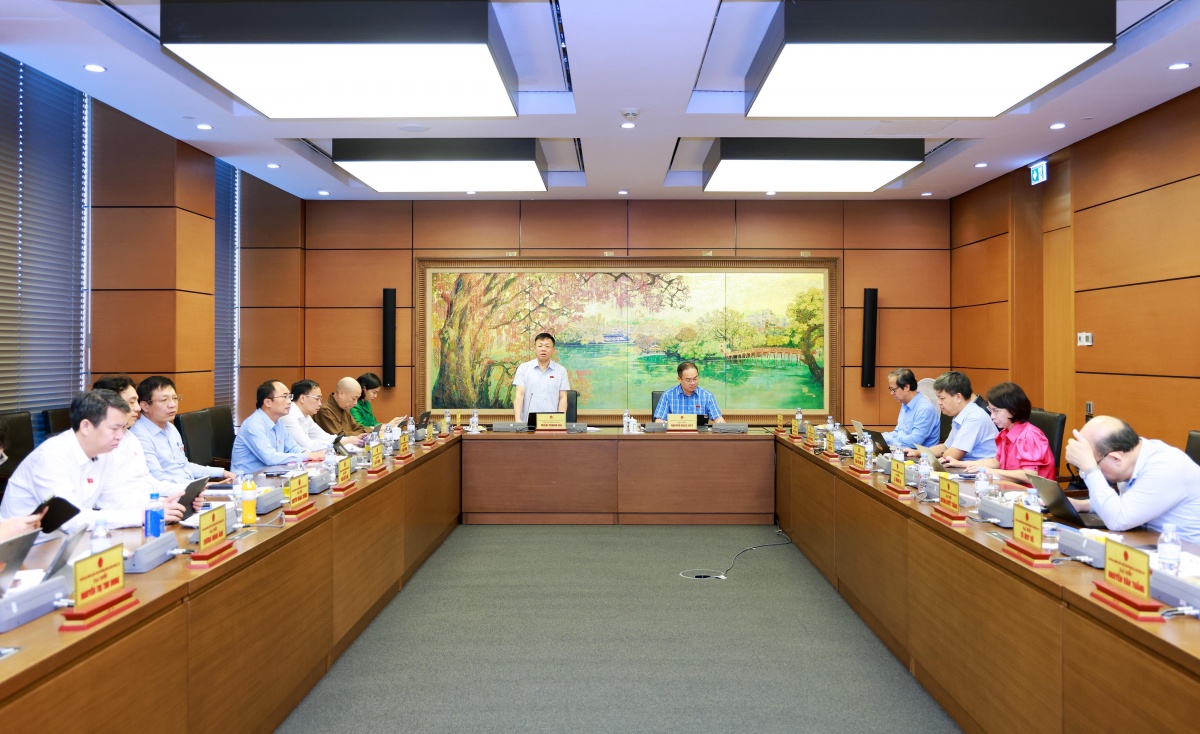 Các đại biểu thảo luận ở tổ chiều 23/10 (Ảnh QH) Các đại biểu thảo luận ở tổ chiều 23/10 (Ảnh QH)