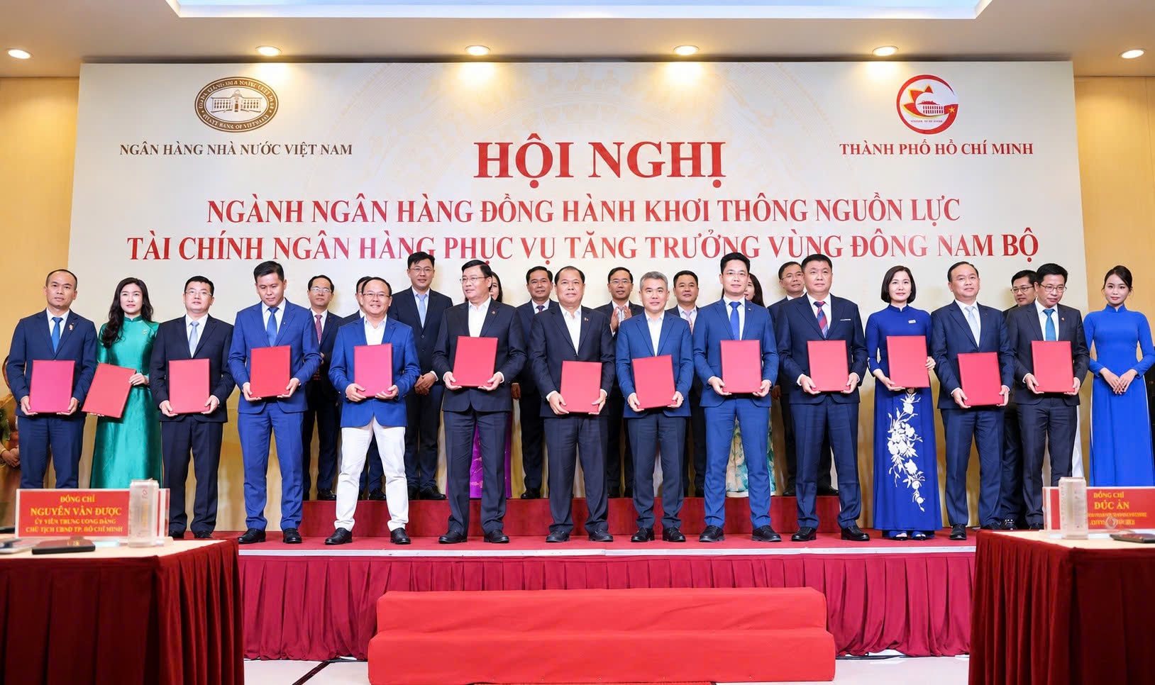 Đại diện các NHTM trao các quyết định tài trợ tín dụng cho các chương trình, dự án của các doanh nghiệp khu vực Đông Nam bộ dưới sự chứng kiến của Thống đốc NHNN và Chủ tịch UBND TP. Hồ Chí Minh 