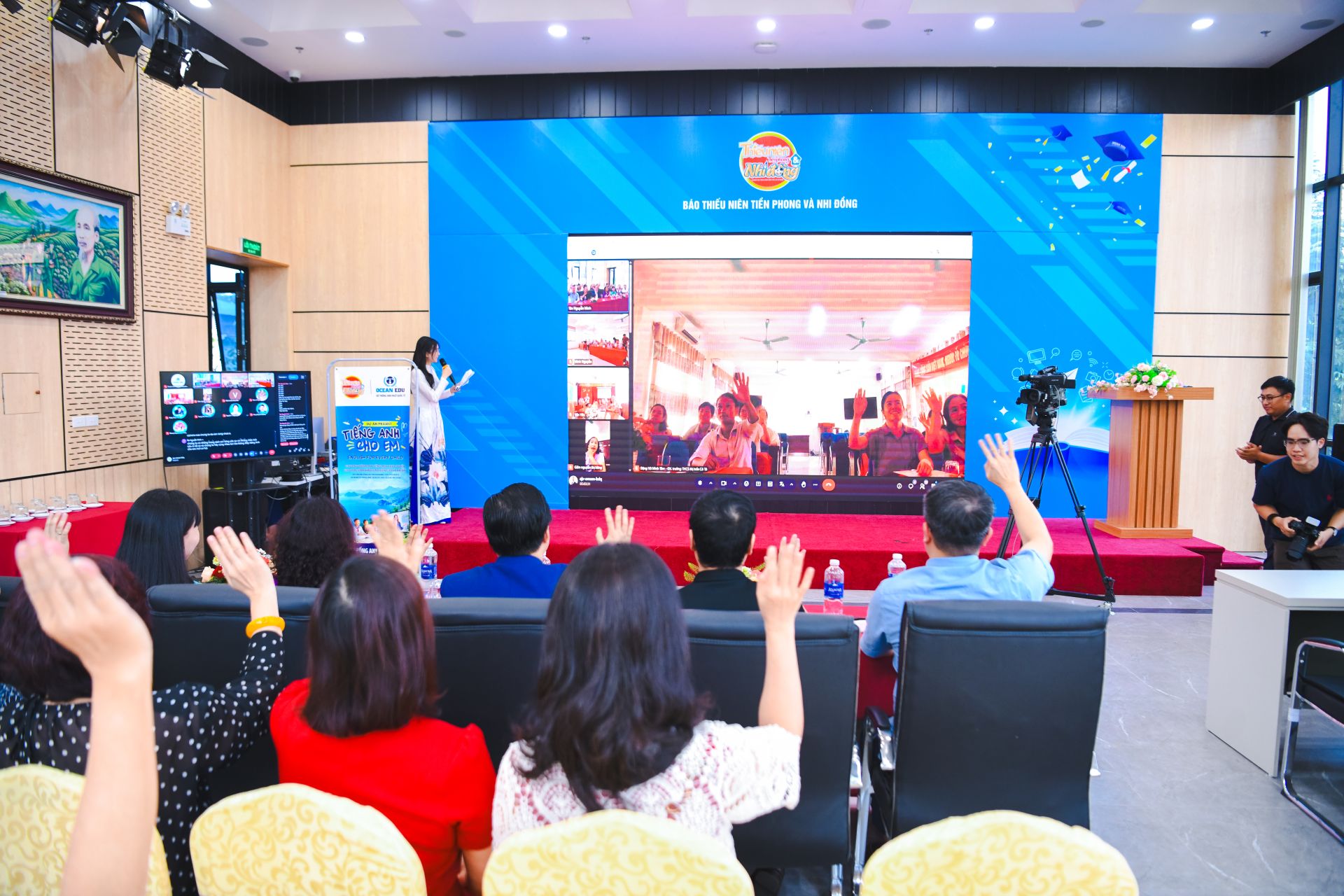 Chương trình được tổ chức theo hình thức trực tiếp và trực tuyến đến các điểm cầu.